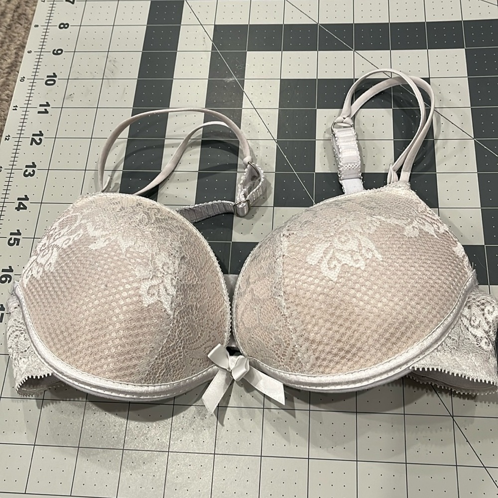 EUC white lace padded bra. Unbranded. 32B.